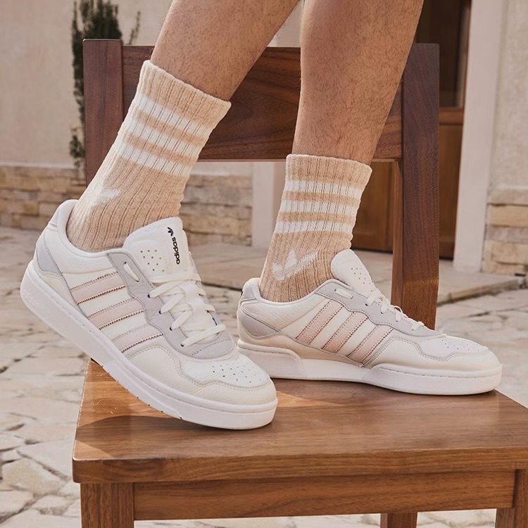 Clover COURTIC أحذية رياضية كلاسيكية للرجال والنساء من أديداس