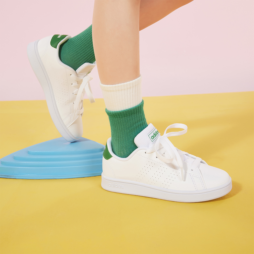 أحذية رياضية بيضاء للأولاد والبنات من أديداس