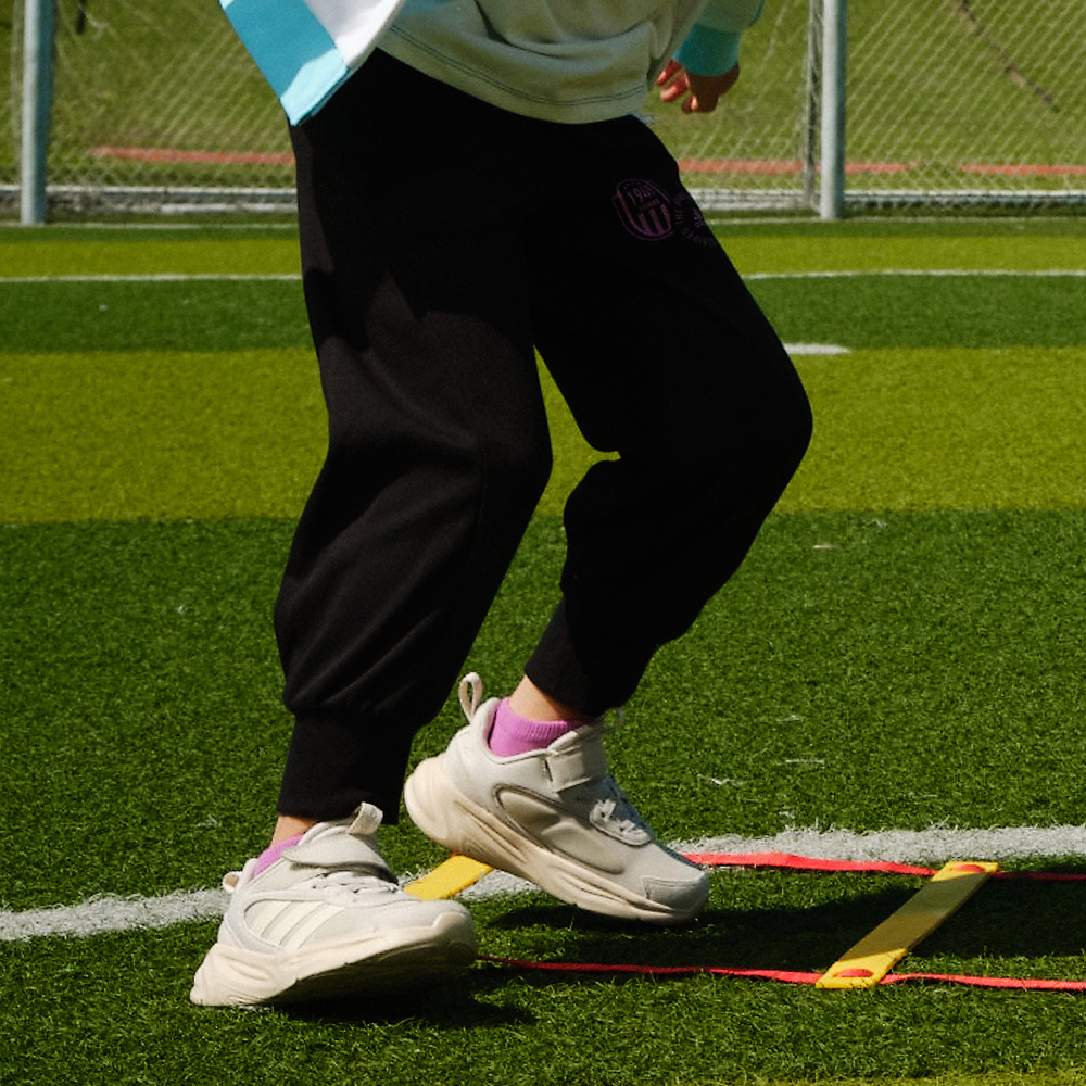 OZELLE EL K حذاء رياضي خفيف رسمي للأولاد والبنات مريح من أديداس