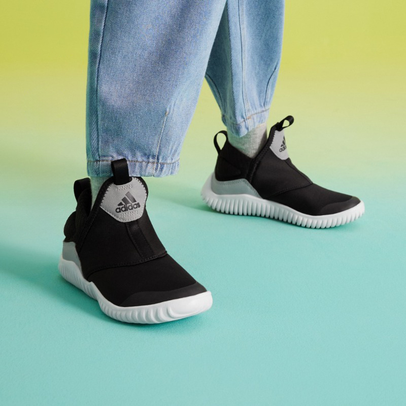 أديداس لايت سبورت RapidaZen أحذية رياضية سهلة الارتداء للأطفال الأولاد والبنات