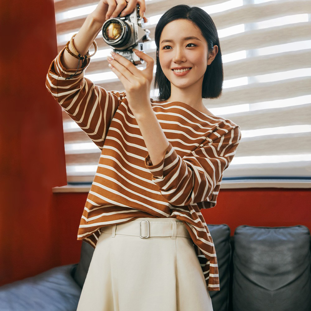 تي شيرت Uniqlo نسائي مخطط بأكمام طويلة ورقبة قارب كاجوال 460297